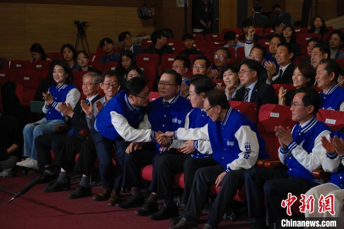 丹麦女足勇夺桂冠，喜获压倒性胜利(丹麦女足勇夺桂冠,喜获压倒性胜利的球员)