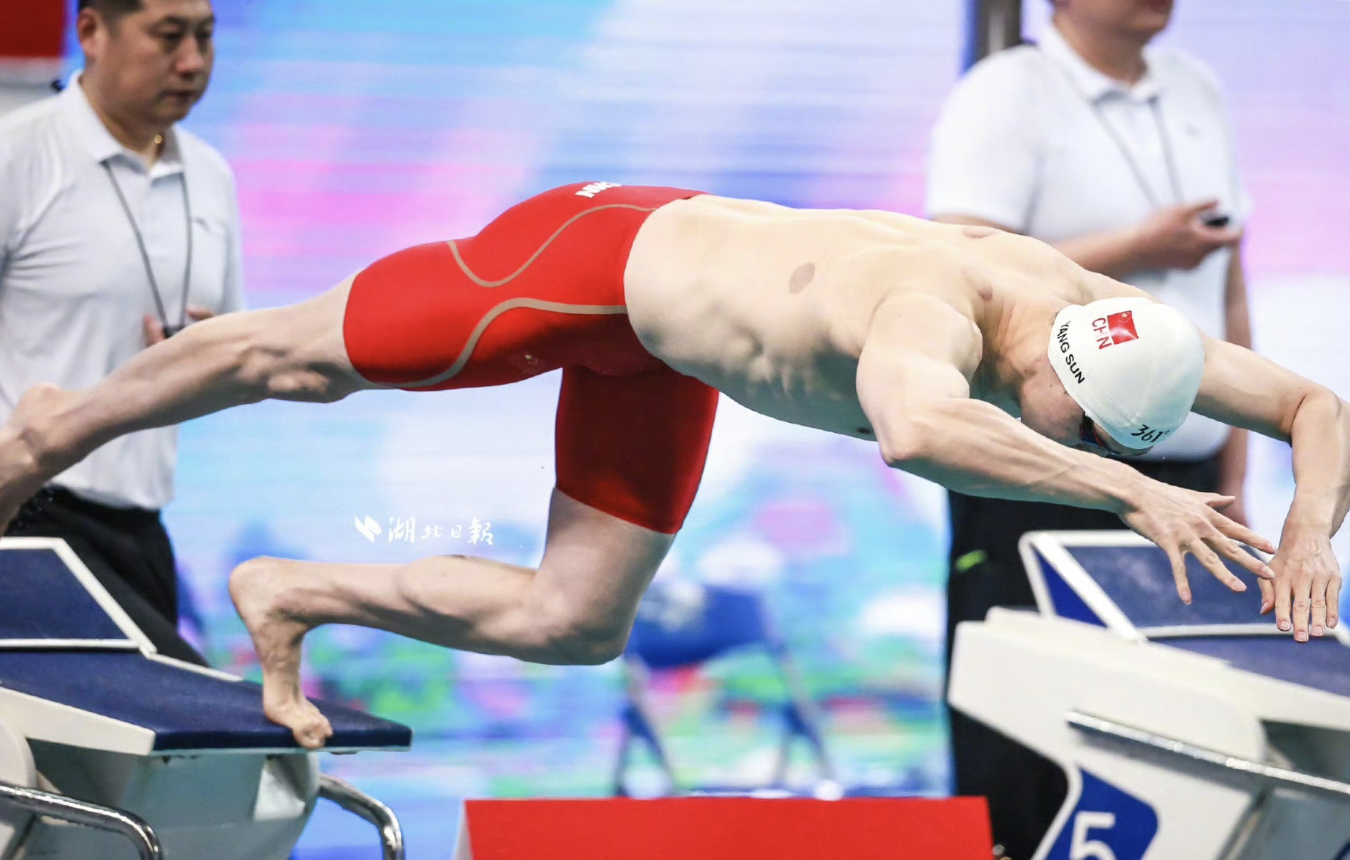 星空体育地址-墨西哥游泳健将速度惊人，勇夺男子自由泳冠军