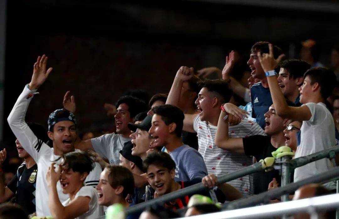 包含足球比赛现场观众热情洋溢,壮观场面震撼人心的词条 包含足球比赛现场观众热情洋溢,壮观场面震撼人心的词条