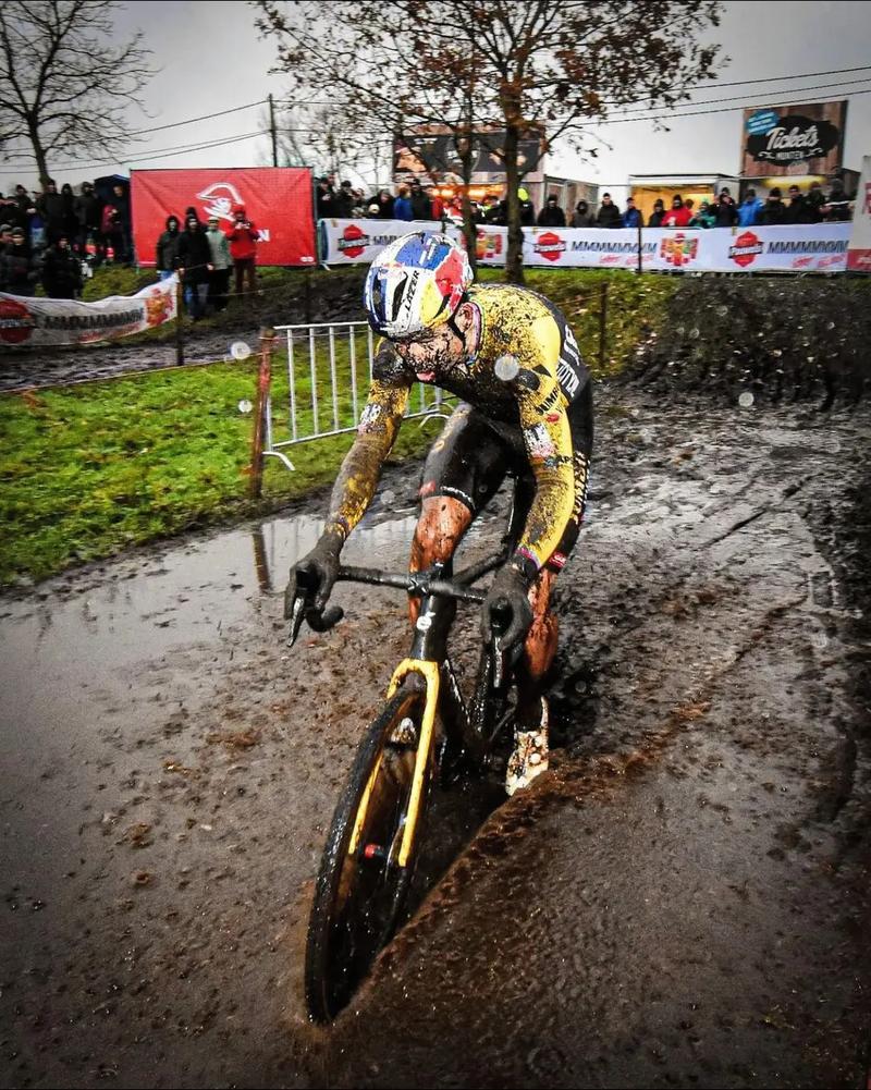 星空体育登录-自行车比赛惊险万分，选手实力超群夺冠的简单介绍