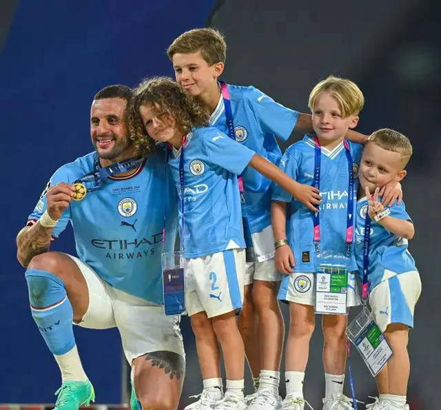 星空体育登录入口-包含曼城后卫沃克首发抢眼，团队配合反击逆袭的词条