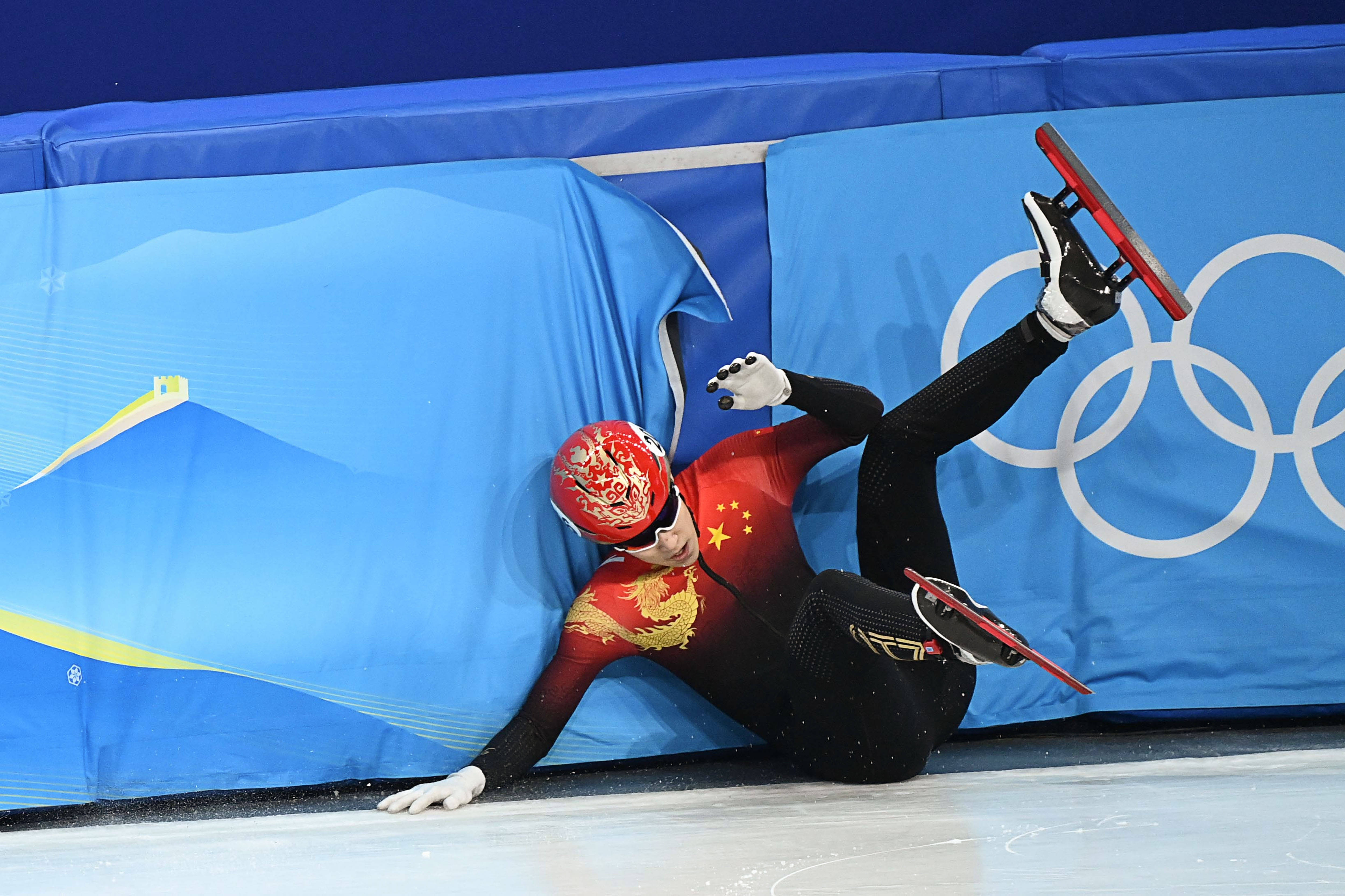 关于短道速滑运动员挥洒汗水,备战全力冲刺的信息 关于短道速滑运动员挥洒汗水,备战全力冲刺的信息