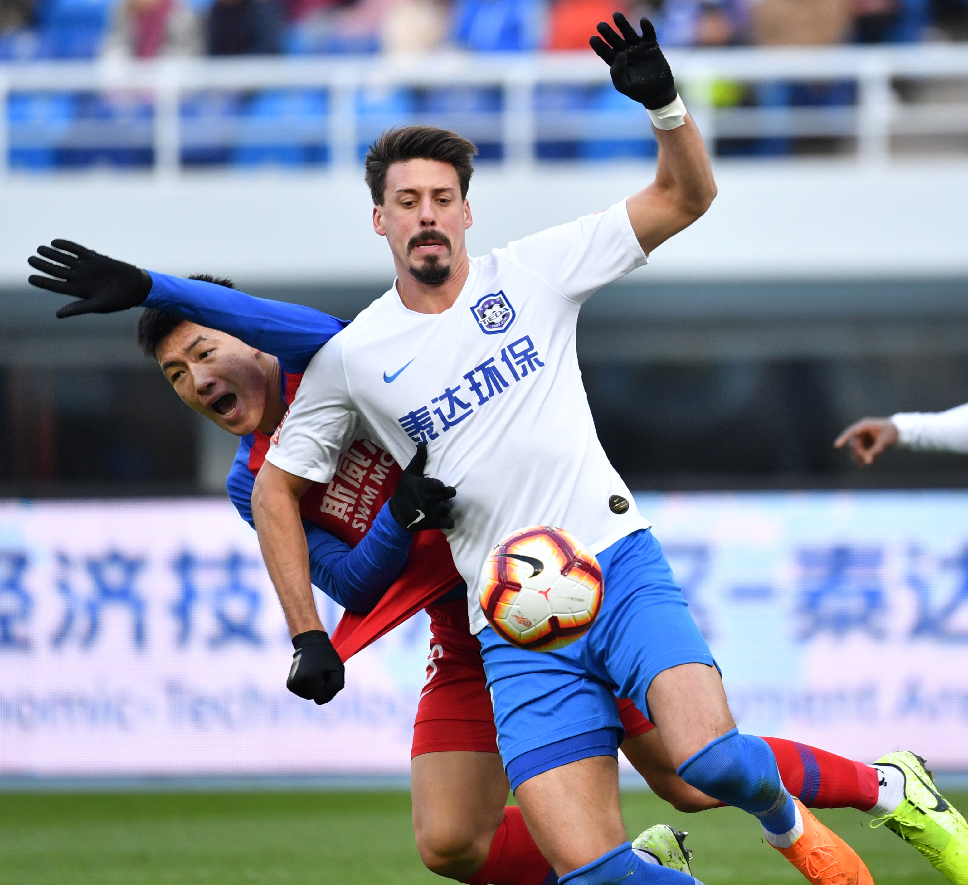 星空体育app下载地址-包含重庆斯威队员连续进球，助球队保持不败的词条