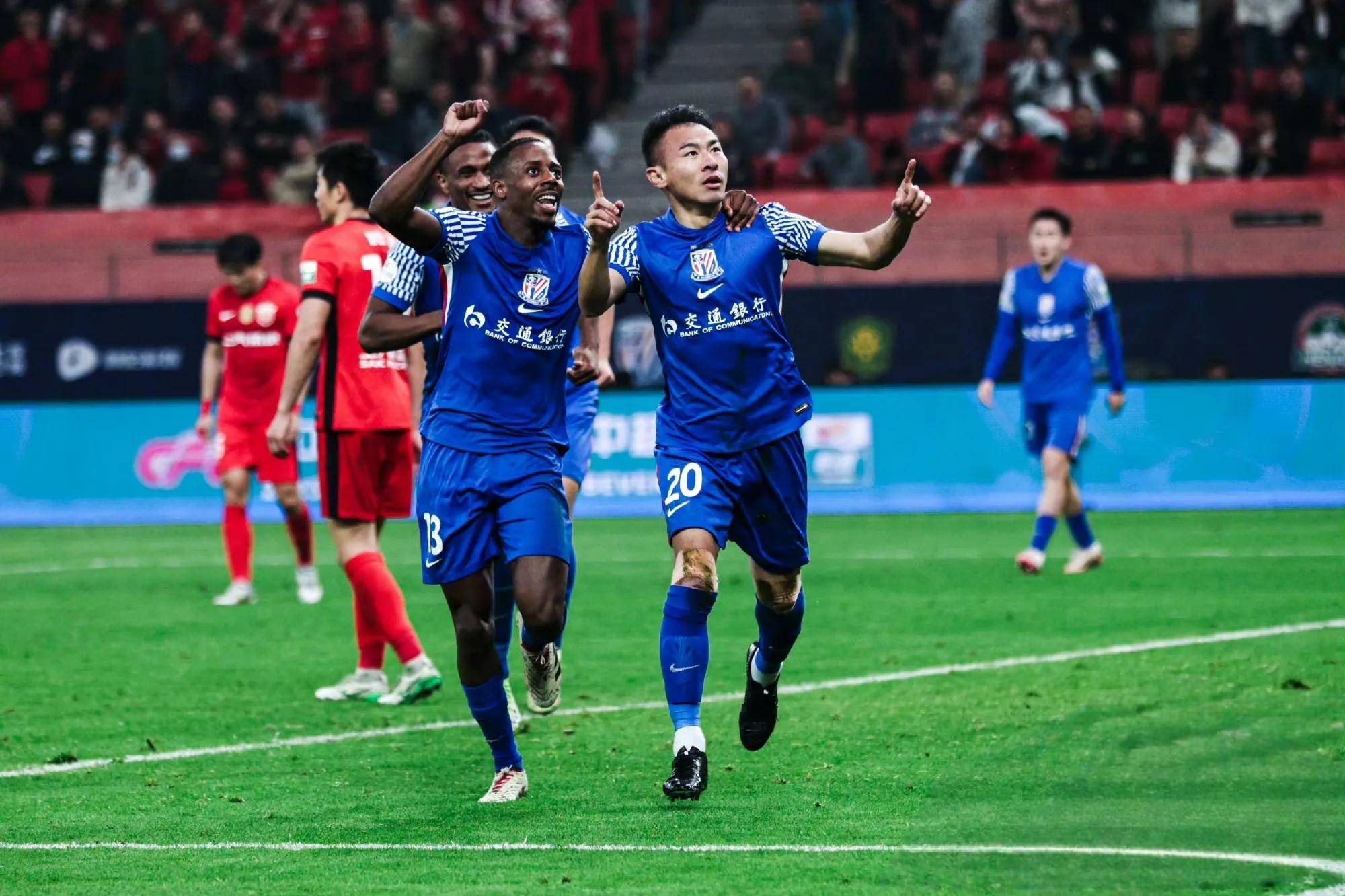 包含申花队长解约，引发球队动荡的词条