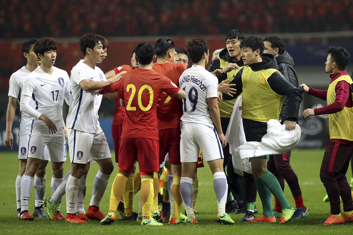 球场上的激烈竞争吸引众多观众关注